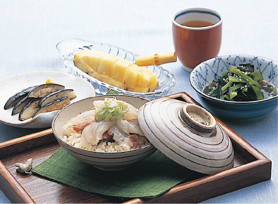 鯛の梅昆布丼、小松菜とワカメの煮浸し、なすの油炒め、果物